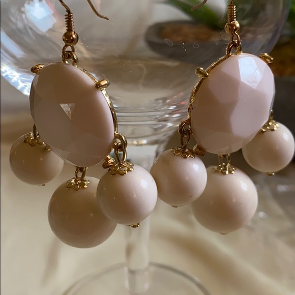 White earrings - Picture 1 of 1